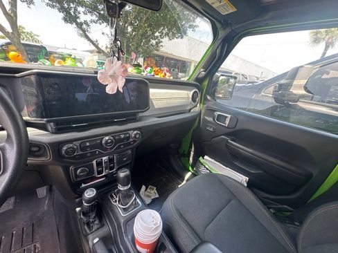 Used 2025 Jeep Gladiator Sport AWD/4WD image 9