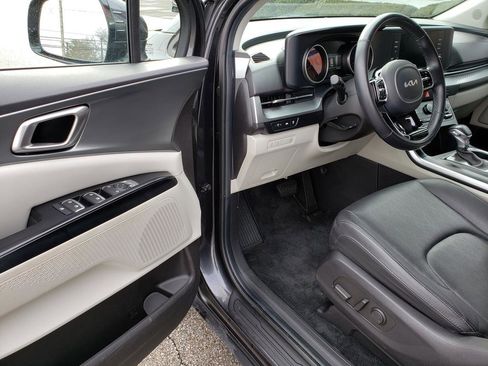 Used 2022 Kia Carnival LX image 8