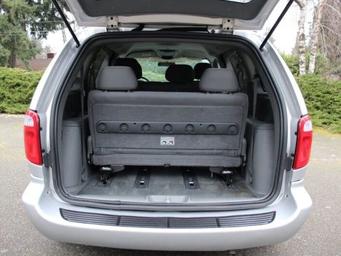 Used 2006 Chrysler Town & Country w/ Popular Equipment Group I image 17