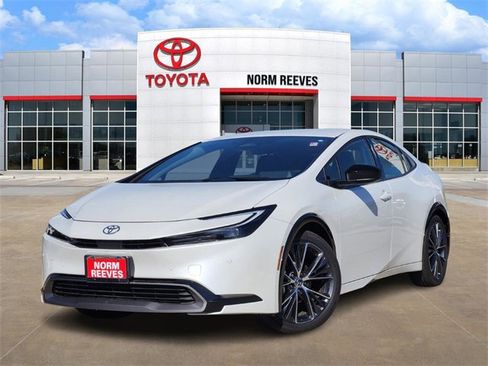 Used 2025 Toyota Prius XLE image 1