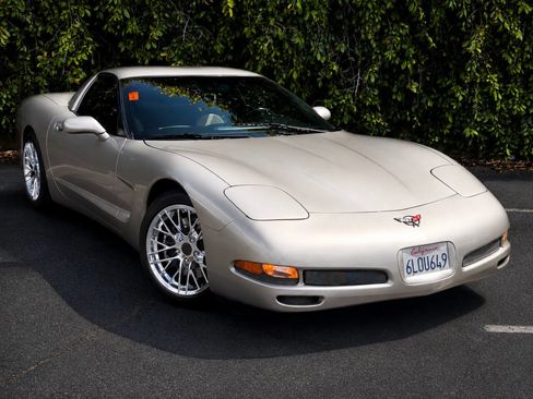 Used 1998 Chevrolet Corvette Coupe w/ Memory Pkg RWD image 2