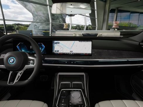 Used 2026 BMW 750e xDrive w/ Executive Package image 36