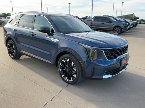 Used 2025 Kia Sorento EX w/ Panoramic Sunroof Package FWD image 3
