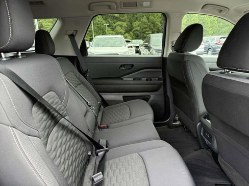 Used 2025 Nissan Pathfinder SV image 15