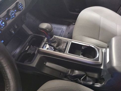 Certified 2019 Toyota Tacoma SR5 AWD/4WD image 31