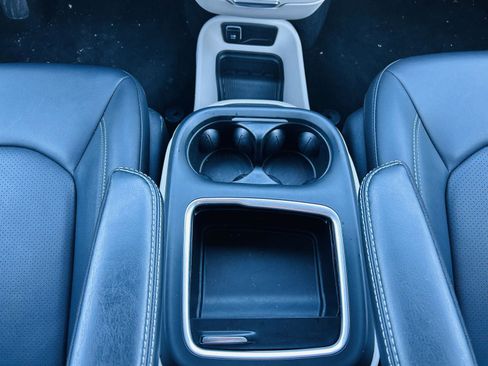 Used 2024 Chrysler Pacifica Touring-L image 23