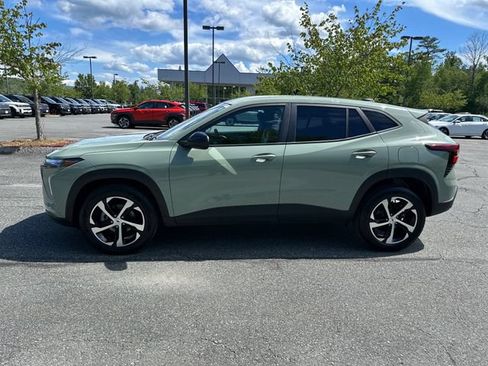 Used 2024 Chevrolet Trax RS FWD image 2