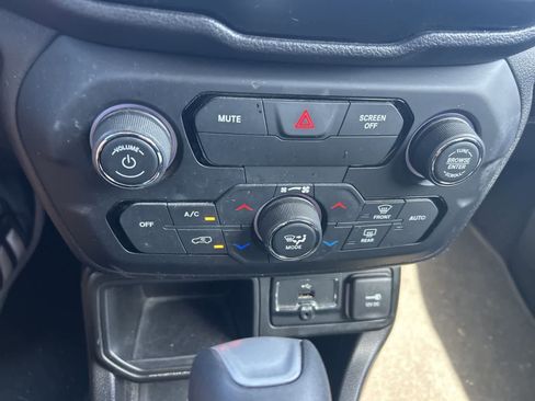 Used 2018 Jeep Renegade Latitude image 30