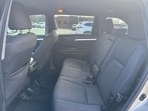 Used 2016 Toyota Highlander LE image 8