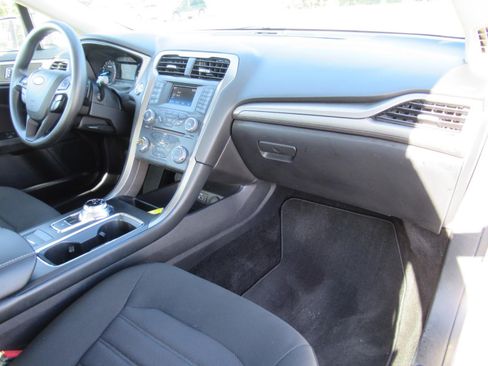 Used 2018 Ford Fusion SE FWD image 11