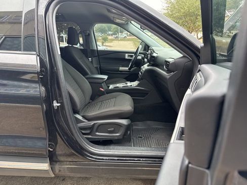 Used 2021 Ford Explorer XLT image 12