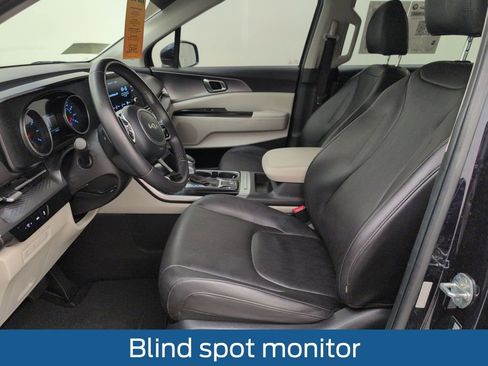 Used 2024 Kia Carnival LX image 4