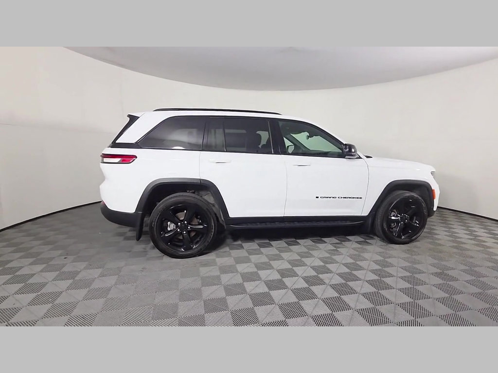 Used 2025 Jeep Grand Cherokee Altitude AWD/4WD image 38