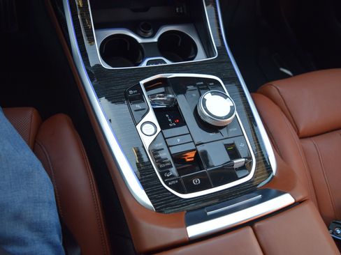 Used 2025 BMW X7 M60i w/ Executive Package image 17