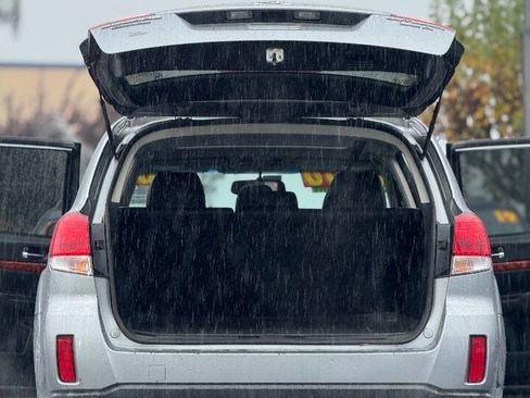 Used 2010 Subaru Outback 3.6R Limited image 11