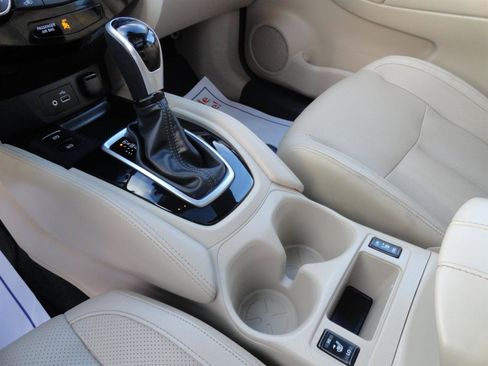 Used 2020 Nissan Rogue SL w/ Premium Package image 18