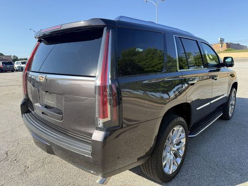 Used 2017 Cadillac Escalade Luxury AWD/4WD image 6