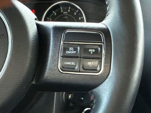 Used 2016 Jeep Wrangler Unlimited Sahara w/ Connectivity Group AWD/4WD image 27