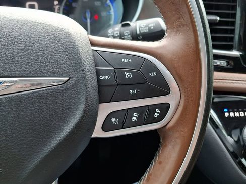 Used 2019 Chrysler Pacifica Limited w/ Tire & Wheel Group FWD image 24