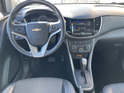 Used 2022 Chevrolet Trax LT w/ LT Convenience Package image 15