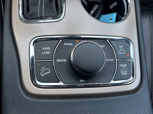 Used 2017 Jeep Grand Cherokee Overland image 26