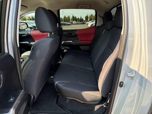 Used 2020 Toyota Tacoma SR5 AWD/4WD image 14