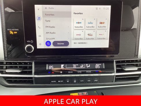 Used 2025 Toyota Sienna LE image 3