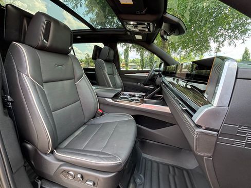 Used 2025 Cadillac Escalade ESV Premium Luxury w/ LPO, Radiant Package AWD/4WD image 32