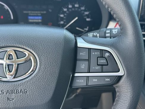 Used 2026 Toyota Sienna XLE FWD image 14