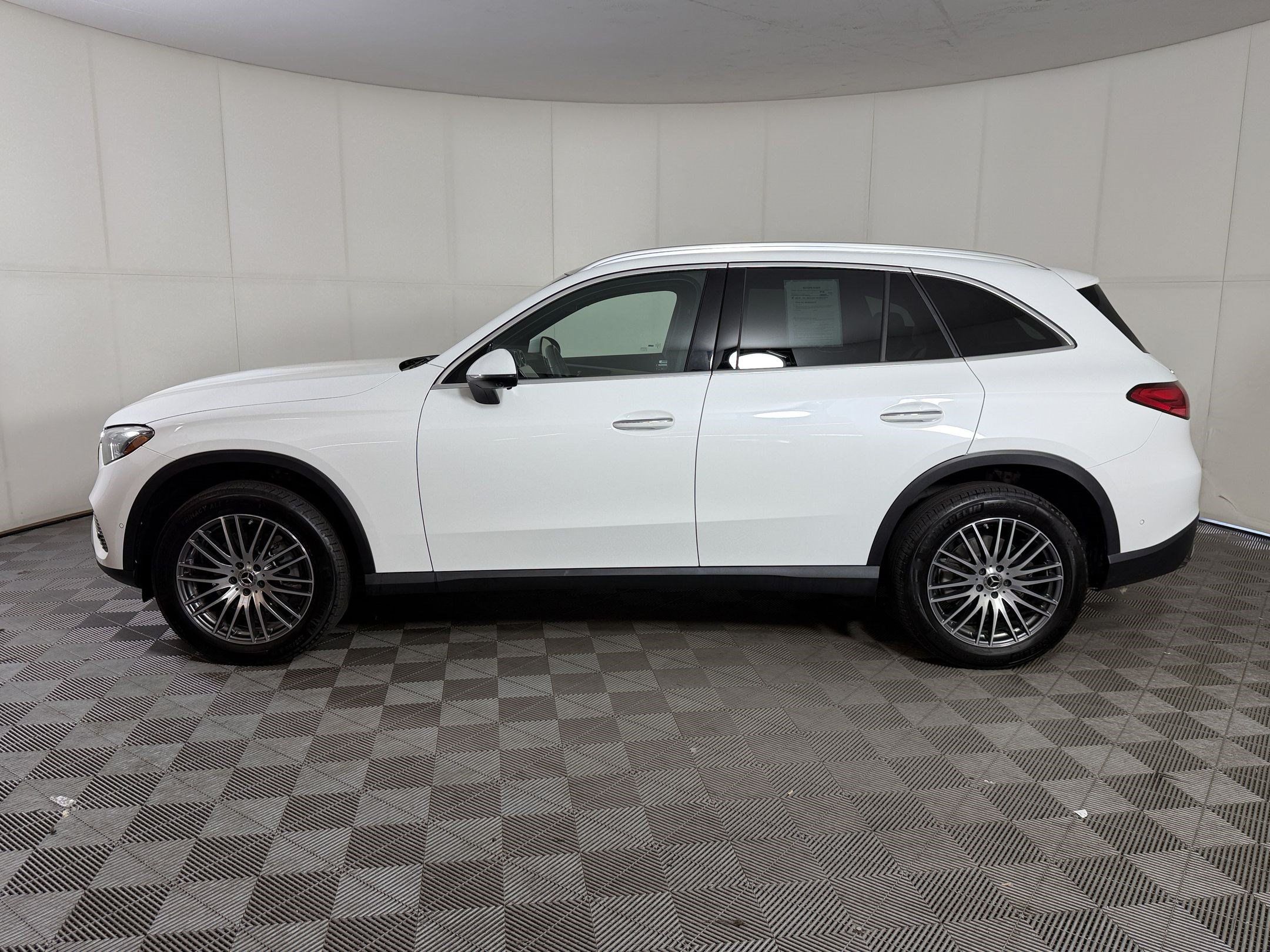 Used 2024 Mercedes-Benz GLC 300 4MATIC image 2