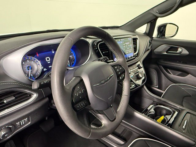 Used 2025 Chrysler Pacifica Limited FWD image 15