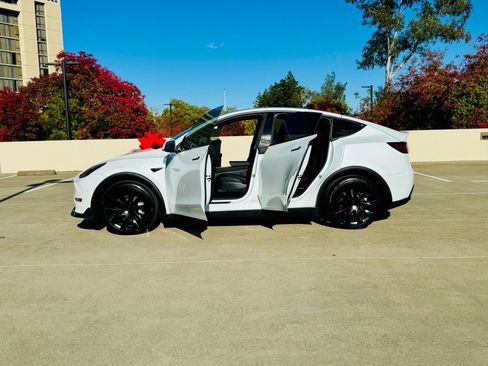 Used 2023 Tesla Model Y AWD image 19