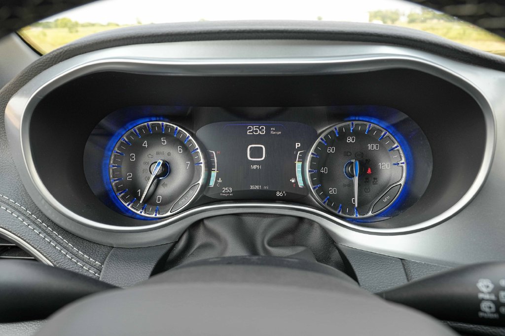 Used 2025 Chrysler Pacifica Limited FWD image 36