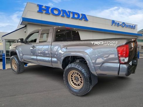 Used 2016 Toyota Tacoma TRD Sport AWD/4WD image 7