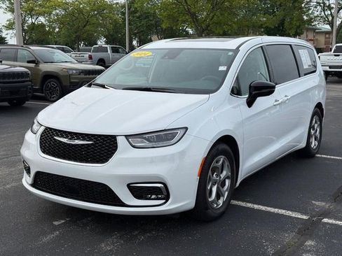 Used 2024 Chrysler Pacifica Limited w/ Uconnect Theater Family Group FWD image 10