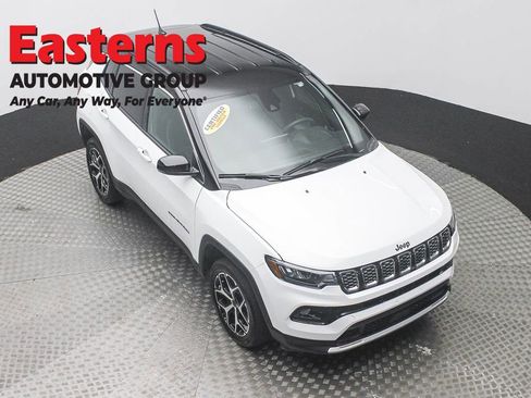 Used 2025 Jeep Compass Limited AWD/4WD image 3