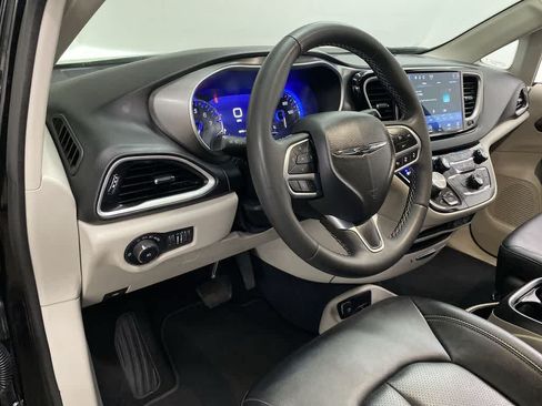 Used 2024 Chrysler Pacifica Touring-L FWD image 2