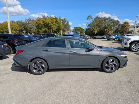 Used 2025 Hyundai Elantra Limited image 4