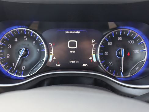 Used 2024 Chrysler Pacifica Touring-L image 28