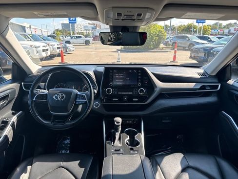 Used 2020 Toyota Highlander XLE image 2