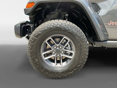 Used 2025 Jeep Gladiator Mojave w/ Convenience Group AWD/4WD image 16