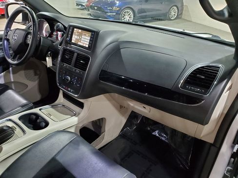 Used 2017 Dodge Grand Caravan SXT w/ Driver Convenience Group image 15