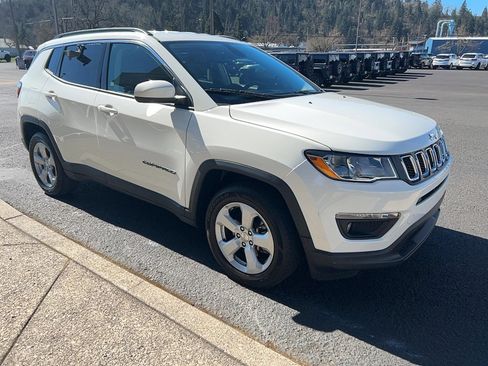 Used 2018 Jeep Compass Latitude image 3