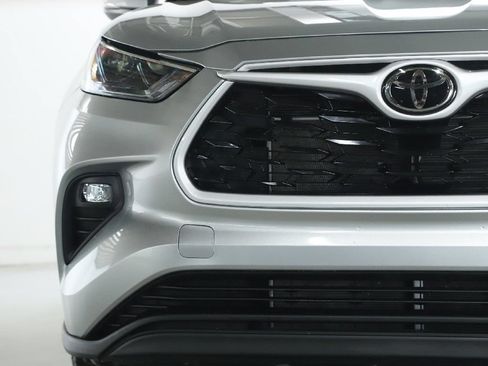 Used 2024 Toyota Highlander XLE AWD/4WD image 6