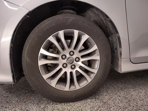 Used 2019 Toyota Sienna XLE image 12