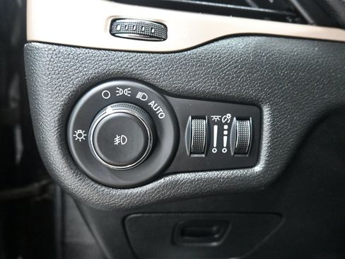 Used 2015 Jeep Cherokee Latitude w/ Cold Weather Group AWD/4WD image 9