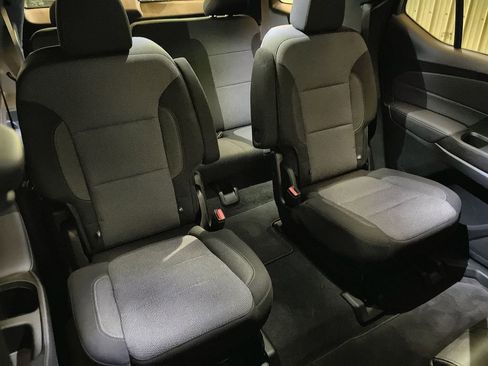 Used 2023 Chevrolet Traverse LT w/ Rear Camera Mirror Package image 25