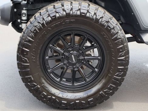 Used 2025 Jeep Gladiator Rubicon AWD/4WD image 31