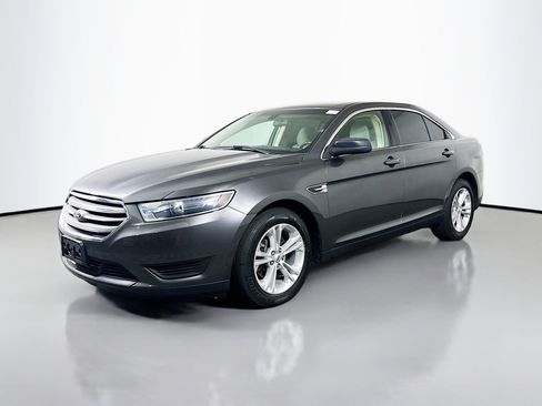 Used 2017 Ford Taurus SE image 4