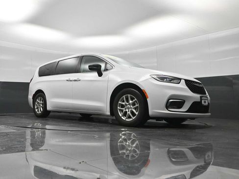 Used 2024 Chrysler Pacifica Touring-L FWD image 47